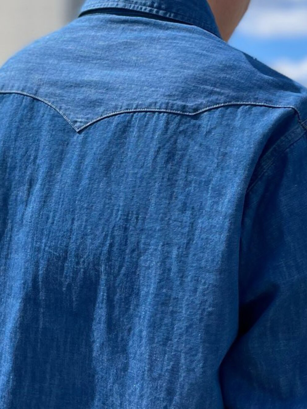 ブルー系のシャツ/ブラウス、ブルー系のカーゴパンツを着用したメンズの春コーディネートの4枚目の写真