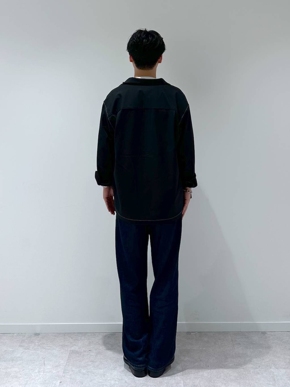 ホワイト系のTシャツ/カットソー、ブルー系のデニムパンツ、ブラック系のシャツ/ブラウスを着用したメンズの秋コーディネートの5枚目の写真