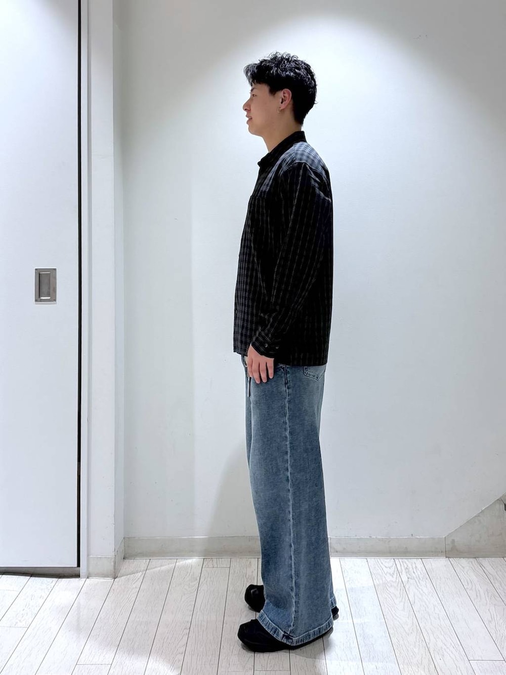 ブラック系のシャツ/ブラウス、ブルー系のデニムパンツを着用したメンズの秋コーディネートの2枚目の写真