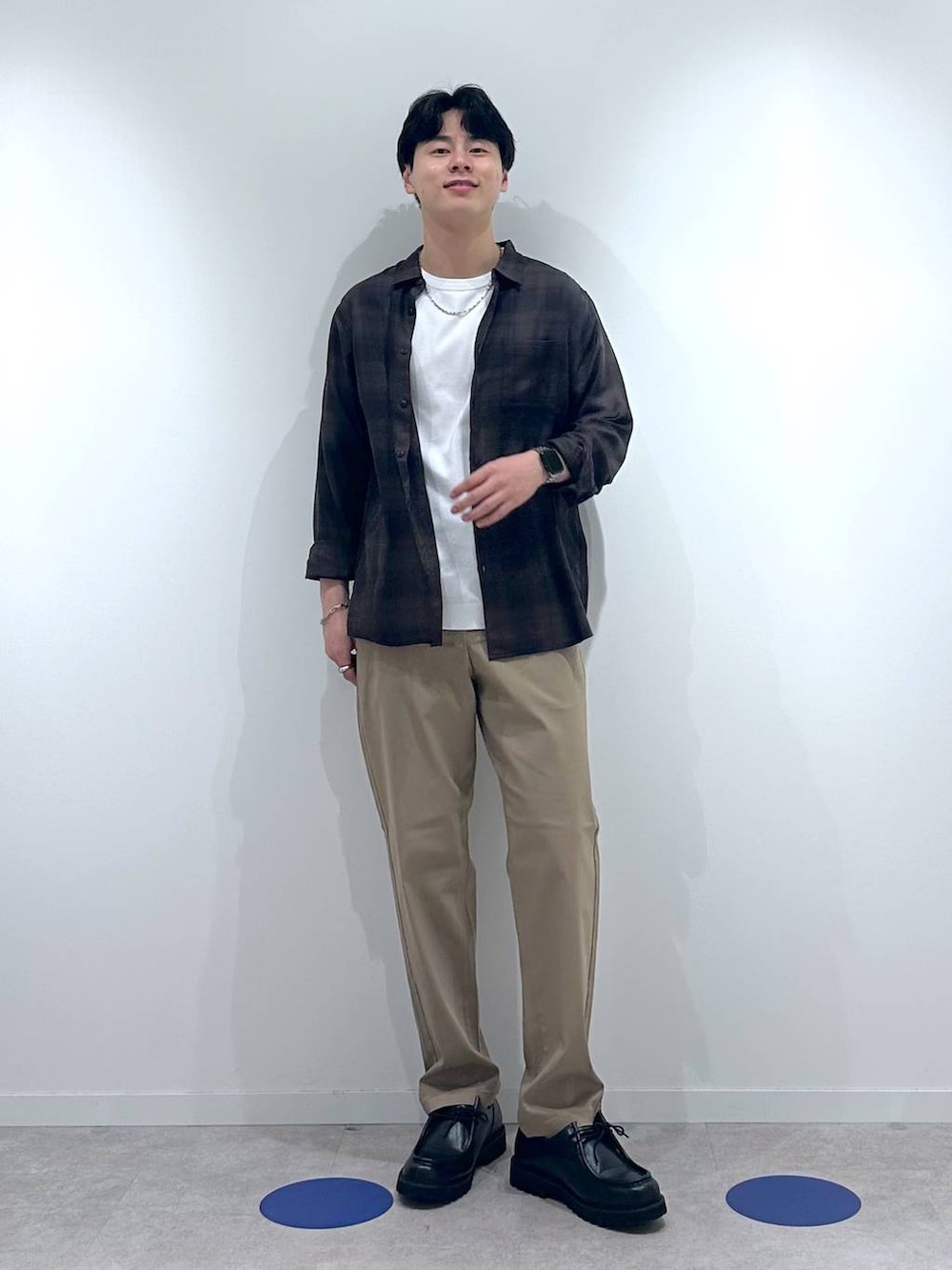 ホワイト系のTシャツ/カットソー、ブラウン系のシャツ/ブラウス、ブラック系のその他シューズを着用したメンズの秋コーディネートの2枚目の写真