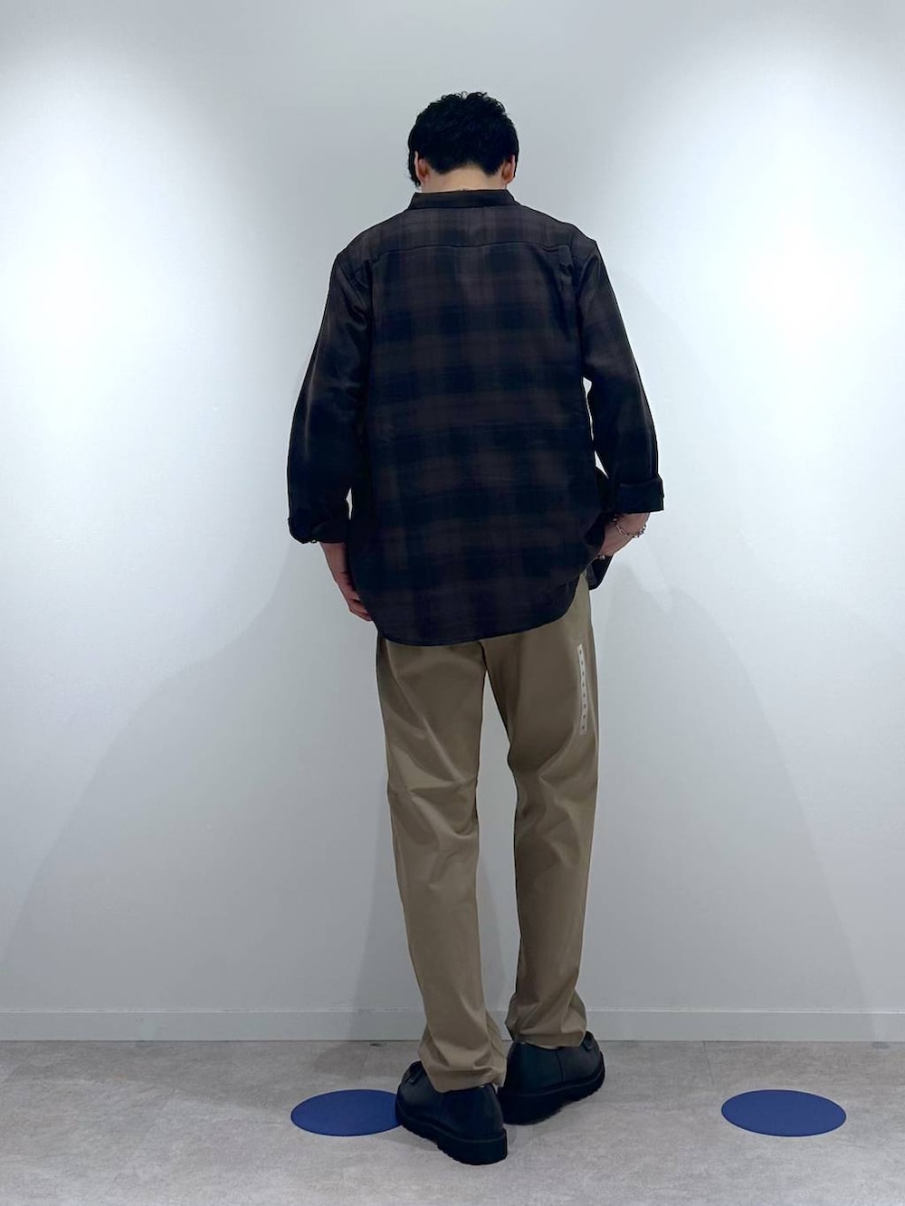 ホワイト系のTシャツ/カットソー、ブラウン系のシャツ/ブラウス、ブラック系のその他シューズを着用したメンズの秋コーディネートの4枚目の写真