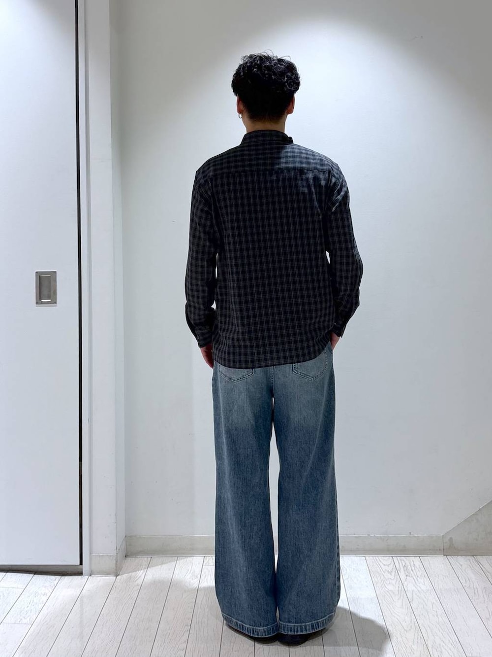 ブラック系のシャツ/ブラウス、ブルー系のデニムパンツを着用したメンズの秋コーディネートの3枚目の写真
