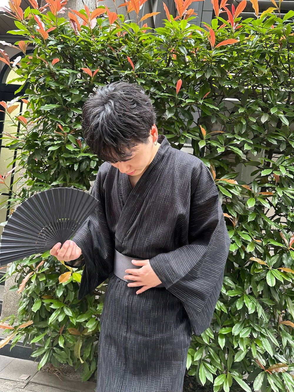 ブラック系の浴衣を着用したメンズの夏コーディネートの2枚目の写真