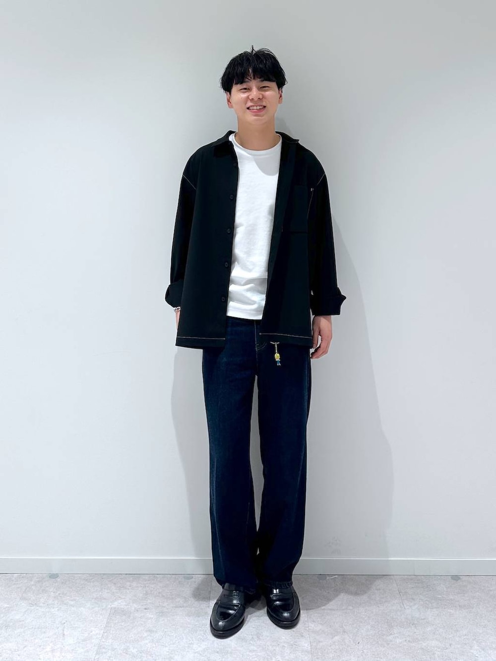 ホワイト系のTシャツ/カットソー、ブルー系のデニムパンツ、ブラック系のシャツ/ブラウスを着用したメンズの秋コーディネートの3枚目の写真