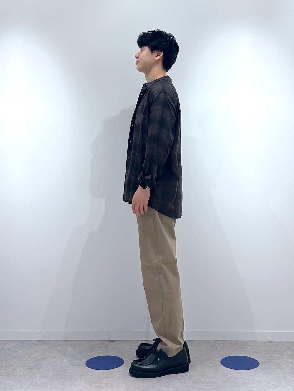 ホワイト系のTシャツ/カットソー、ブラウン系のシャツ/ブラウス、ブラック系のその他シューズを着用したメンズの秋コーディネートの3枚目の写真