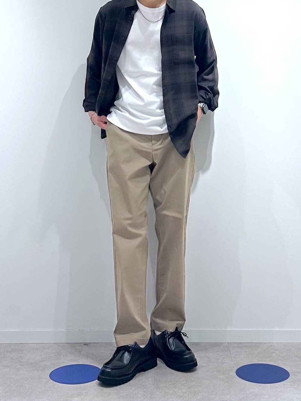 ホワイト系のTシャツ/カットソー、ブラウン系のシャツ/ブラウス、ブラック系のその他シューズを着用したメンズの秋コーディネートの5枚目の写真