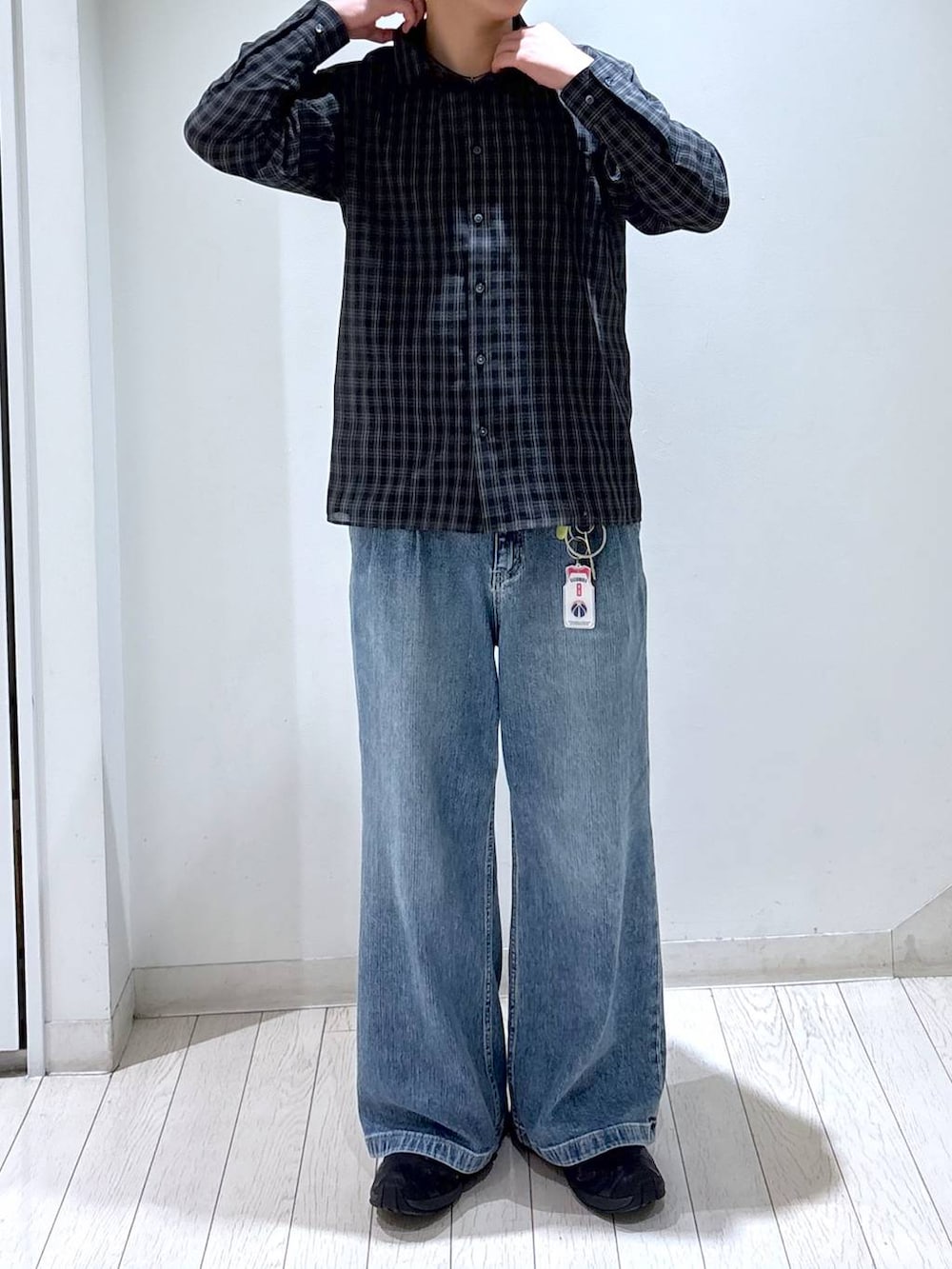 ブラック系のシャツ/ブラウス、ブルー系のデニムパンツを着用したメンズの秋コーディネートの4枚目の写真