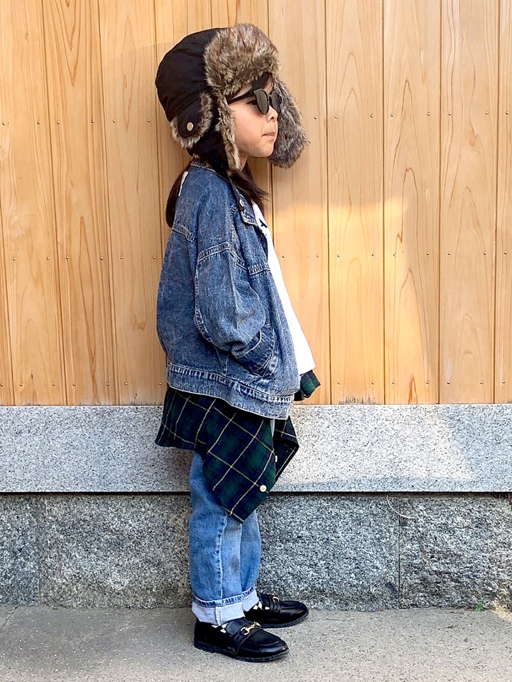 ホワイト系のTシャツ/カットソー、ブルー系のデニムパンツ、ブラック系のローファーを着用したキッズの秋コーディネートの4枚目の写真