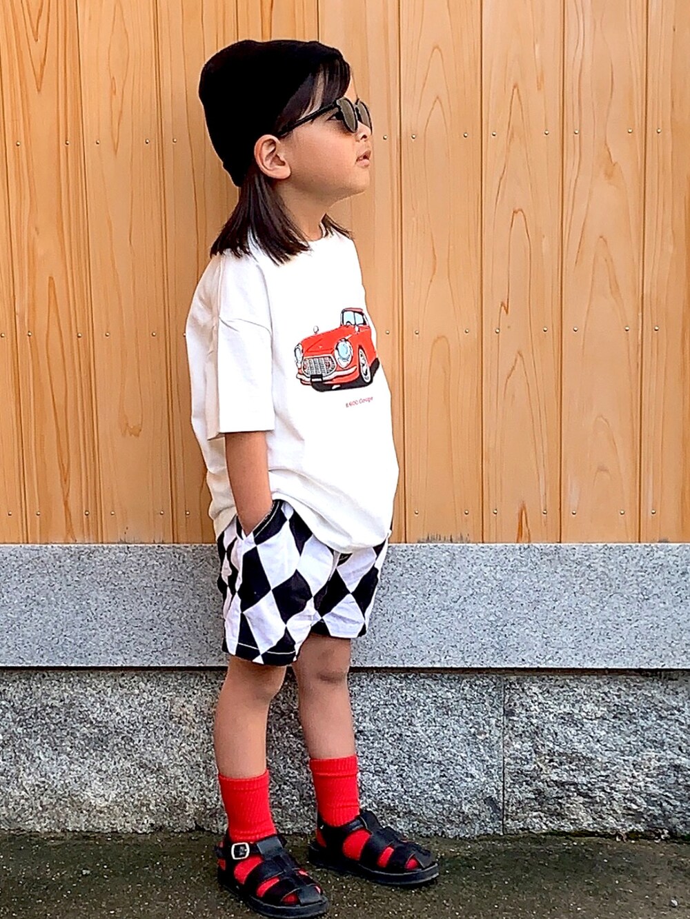 ホワイト系のTシャツ/カットソー、その他のその他パンツ、ブラック系のサンダルを着用したキッズの春コーディネートの3枚目の写真