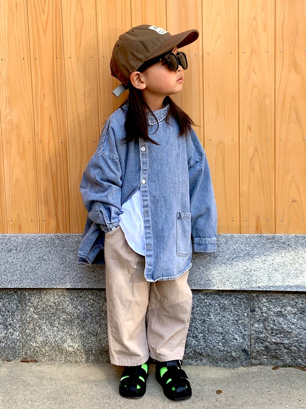 「休日スタイル、カジュアルコーデ、キャップ、ワイドパンツ、サンダル、ネオンカラー、レイヤードスタイル、サングラス、デニム、ビッグシルエット、シャツスタイル、春夏コーデ、ZOZOKIDSDAY、チノパン、ブラウン」｜「THE OTOGIBANASHI SUPPLYのアイテム（シャツ/ブラウス、ブルー系）」を使った、soutaさん（キッズ・100cm）の春コーディネートの2枚目の写真