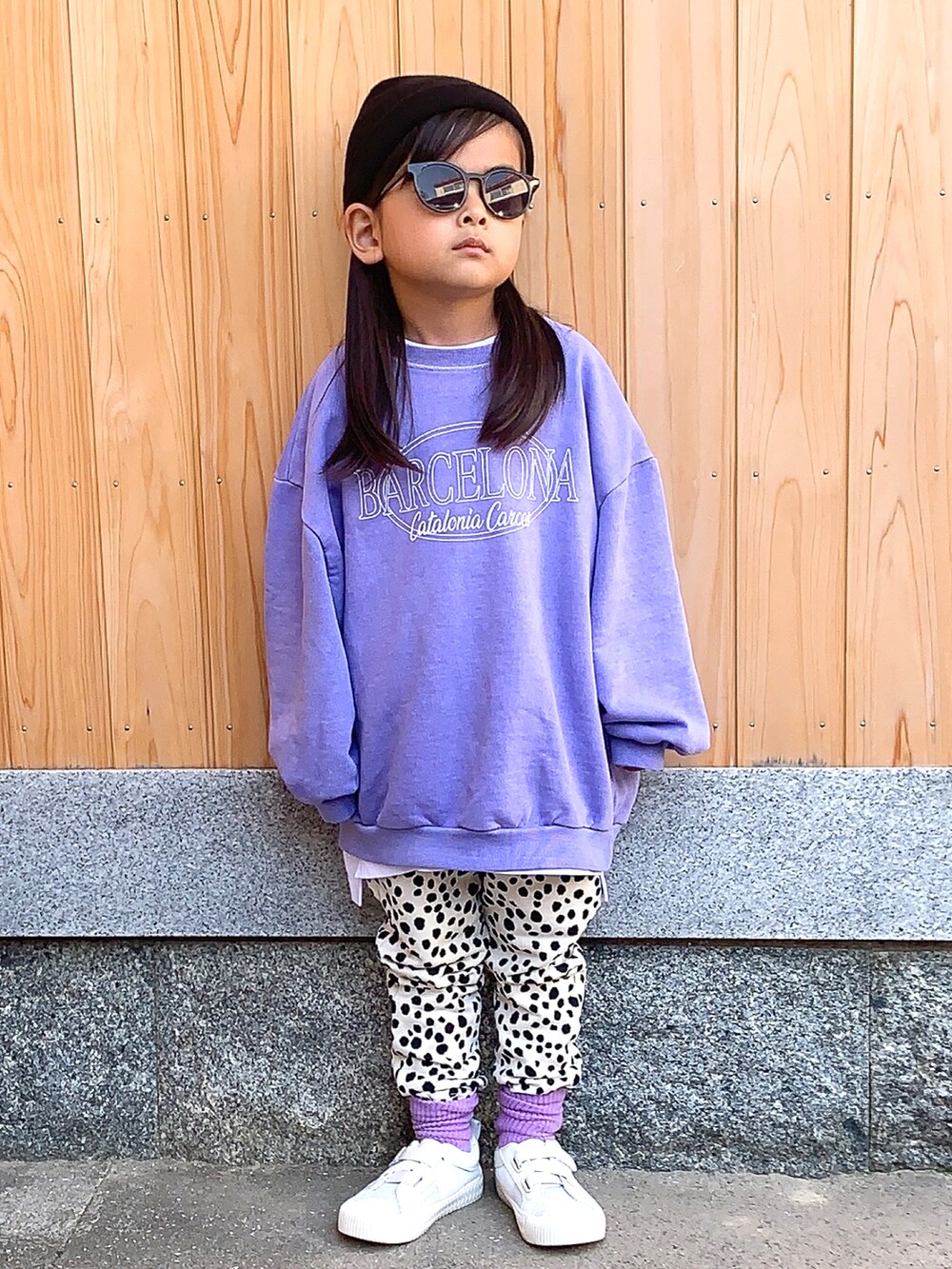 パープル系のスウェット、ホワイト系のスウェットパンツ、ホワイト系のスニーカーを着用したキッズの春コーディネートの2枚目の写真