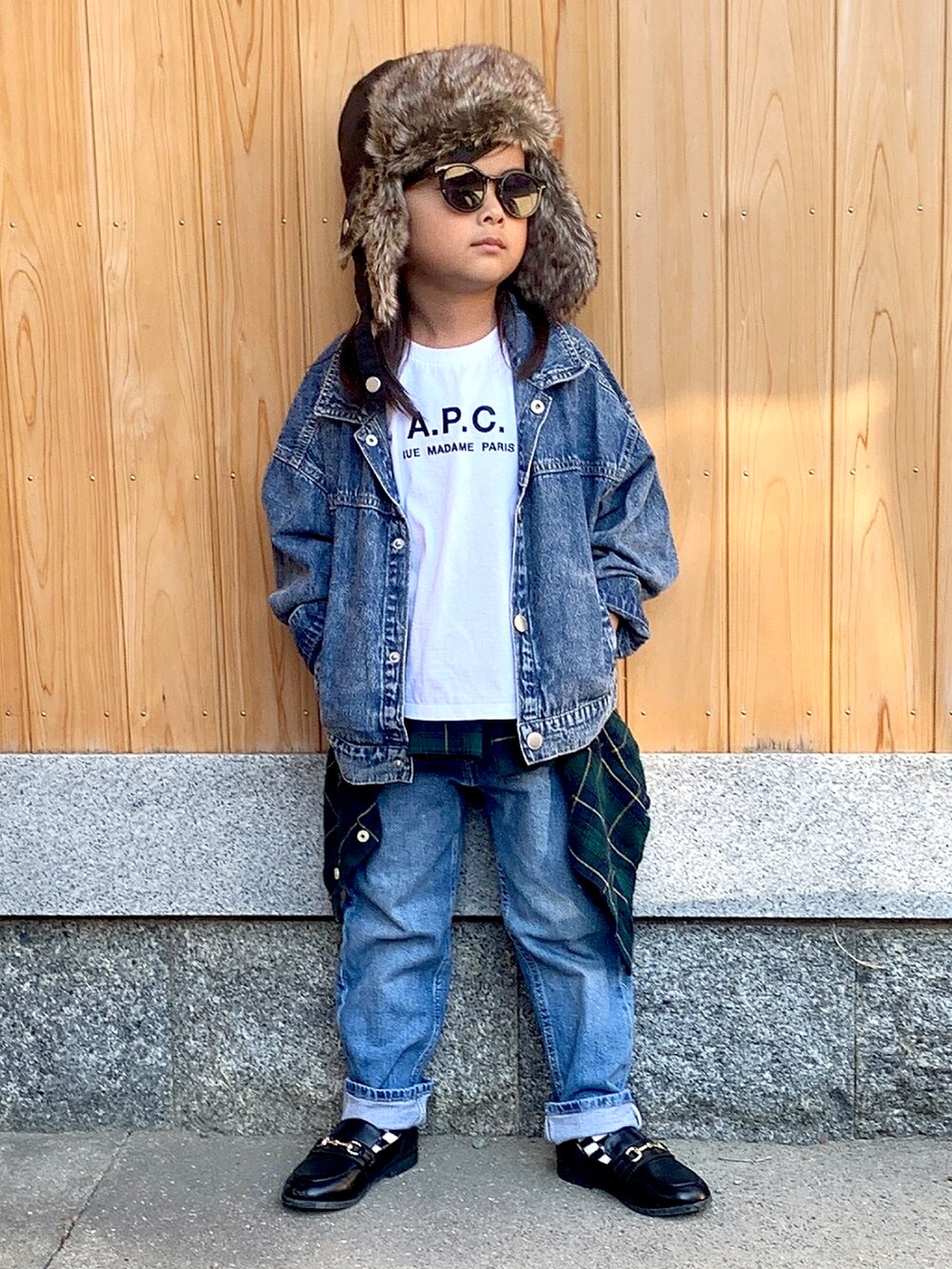 ホワイト系のTシャツ/カットソー、ブルー系のデニムパンツ、ブラック系のローファーを着用したキッズの秋コーディネートの2枚目の写真