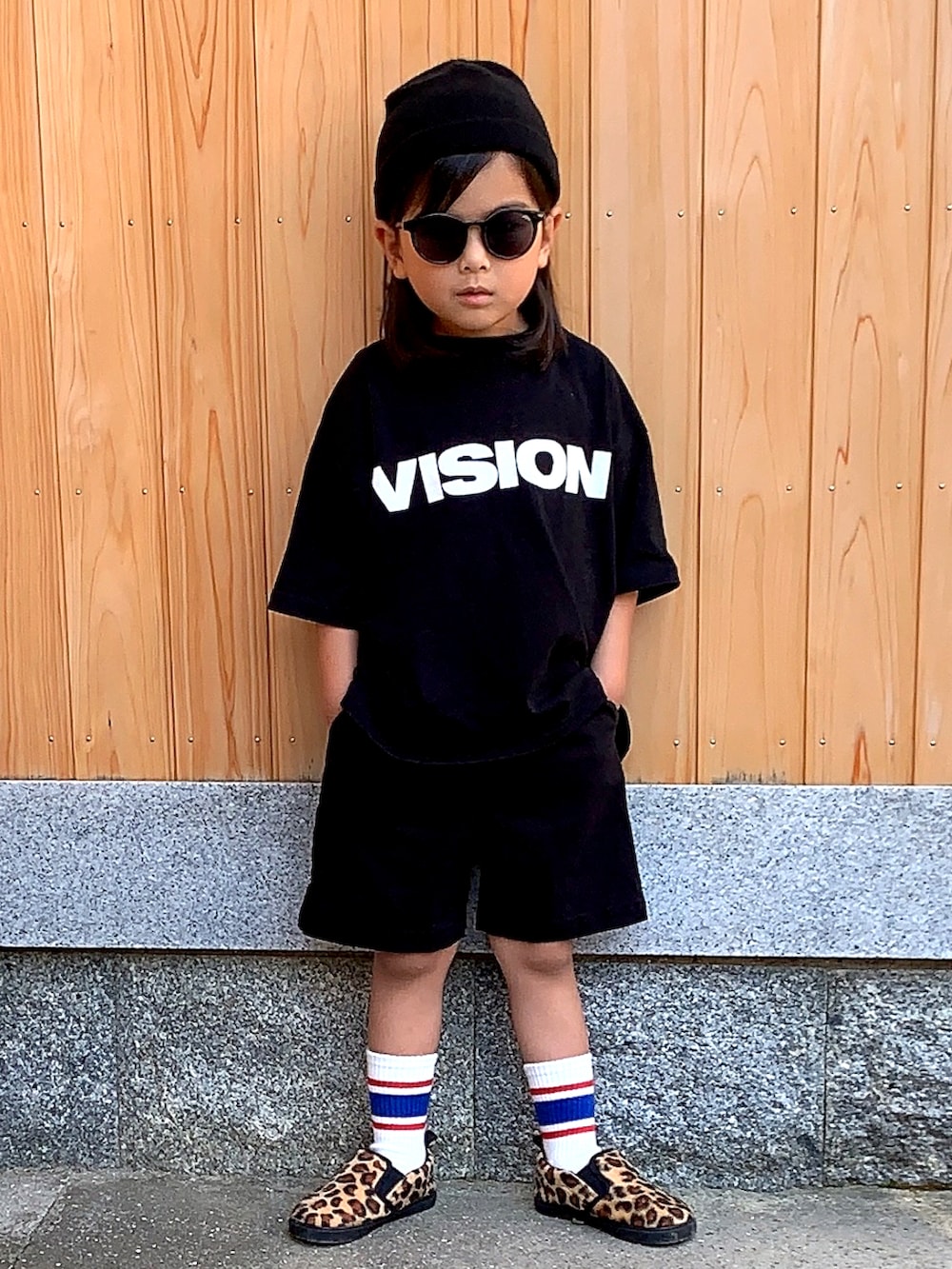 ブラック系のTシャツ/カットソー、ブラック系のその他パンツ、ブラウン系のスリッポンを着用したキッズの夏コーディネートの3枚目の写真