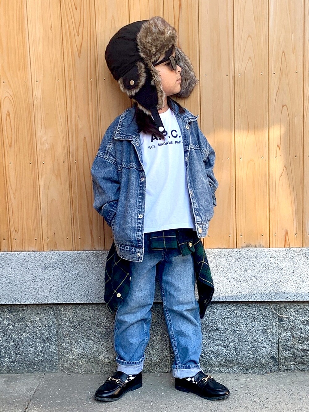 ホワイト系のTシャツ/カットソー、ブルー系のデニムパンツ、ブラック系のローファーを着用したキッズの秋コーディネートの3枚目の写真