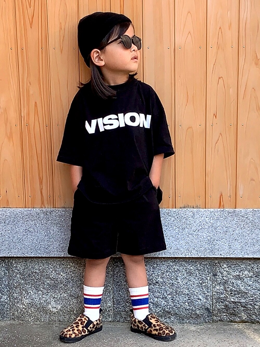 ブラック系のTシャツ/カットソー、ブラック系のその他パンツ、ブラウン系のスリッポンを着用したキッズの夏コーディネートの2枚目の写真