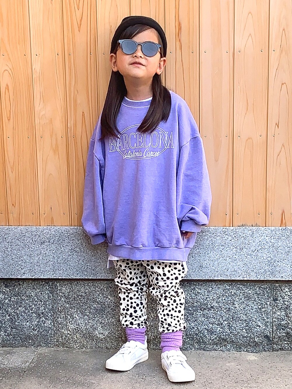 パープル系のスウェット、ホワイト系のスウェットパンツ、ホワイト系のスニーカーを着用したキッズの春コーディネートの3枚目の写真