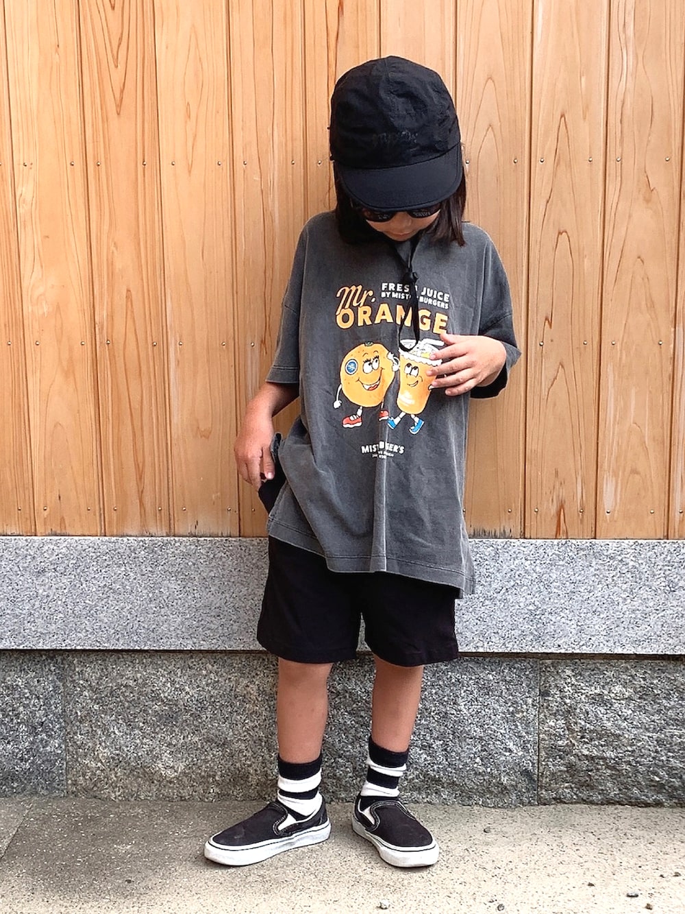 「アツいコーデ全部見せ、お出かけコーデ、LOWRYS FARM、プリントT、Tシャツ、キャップ、ストリート、ボーダー、スリッポン、ビッグシルエット、サングラス、シンプルコーデ、ハーフパンツ、カジュアル、休日スタイル」｜「JDBのアイテム（キャップ、ブラック系）」を使った、soutaさん（キッズ・110cm）の夏コーディネートの3枚目の写真