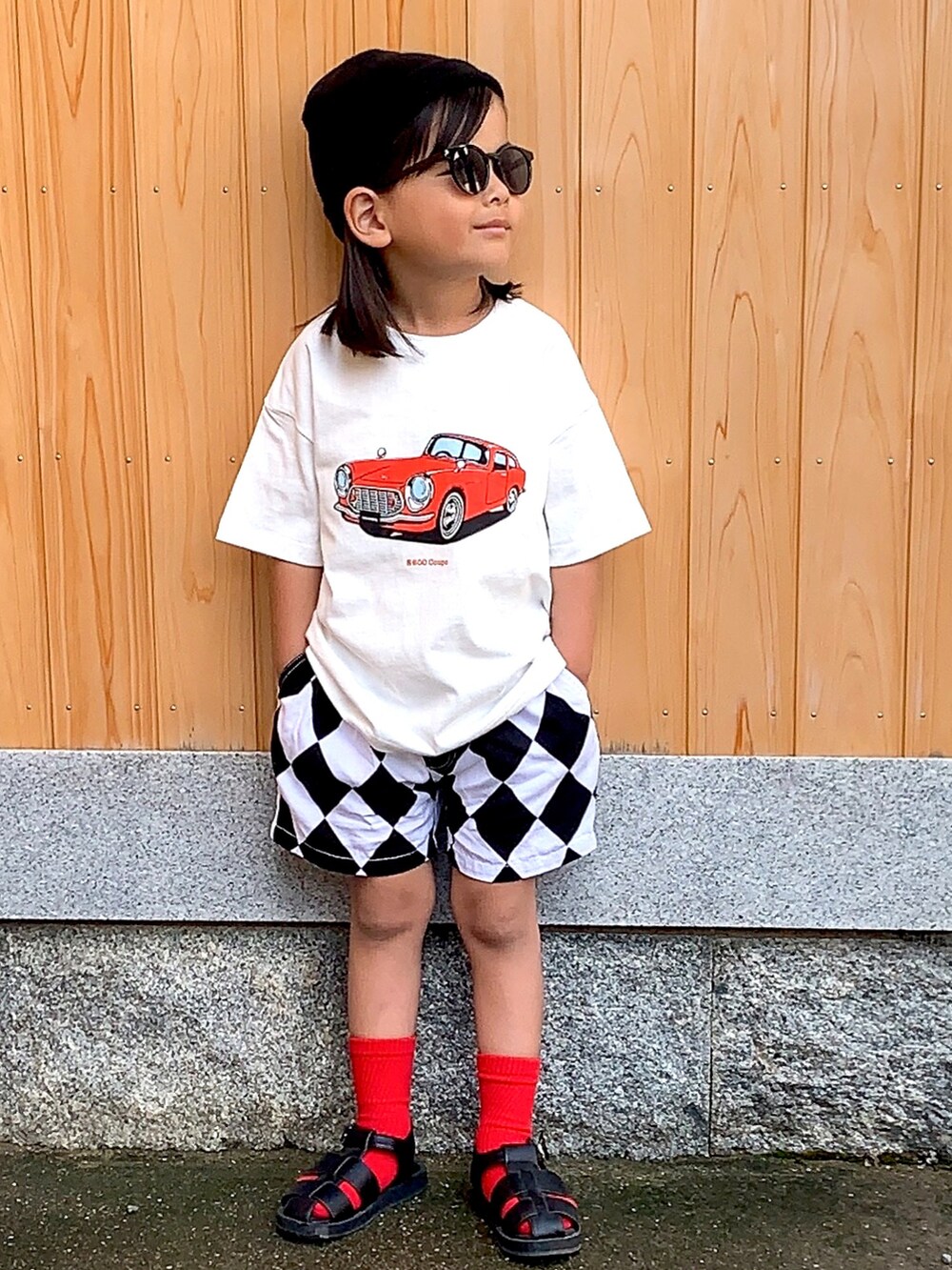 ホワイト系のTシャツ/カットソー、その他のその他パンツ、ブラック系のサンダルを着用したキッズの春コーディネートの2枚目の写真