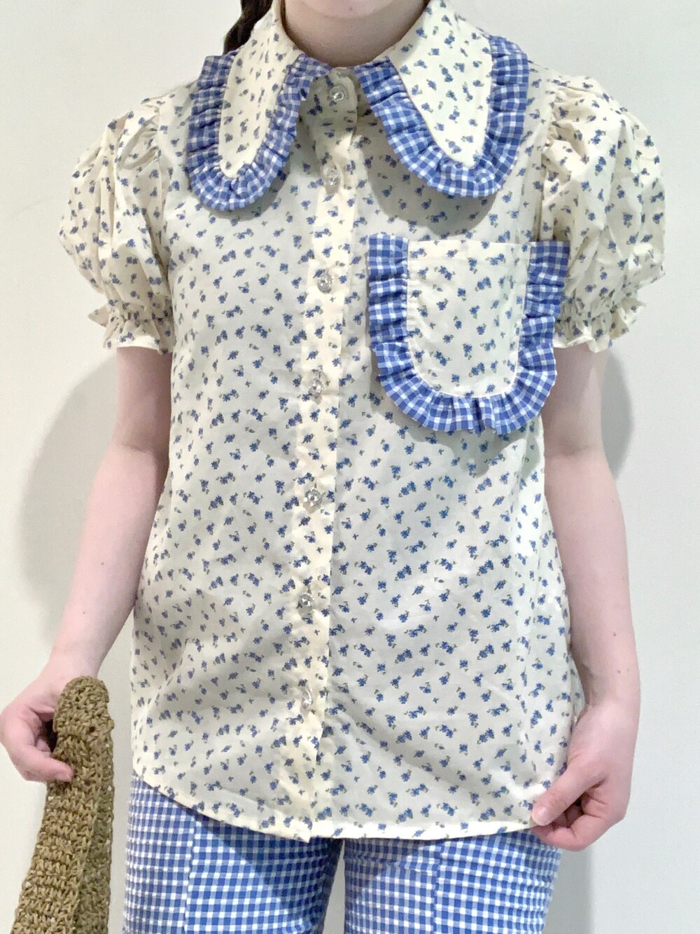 ベージュ系のシャツ/ブラウス、ブルー系のその他パンツ、ブラック系のスニーカーを着用したレディースの夏コーディネートの2枚目の写真