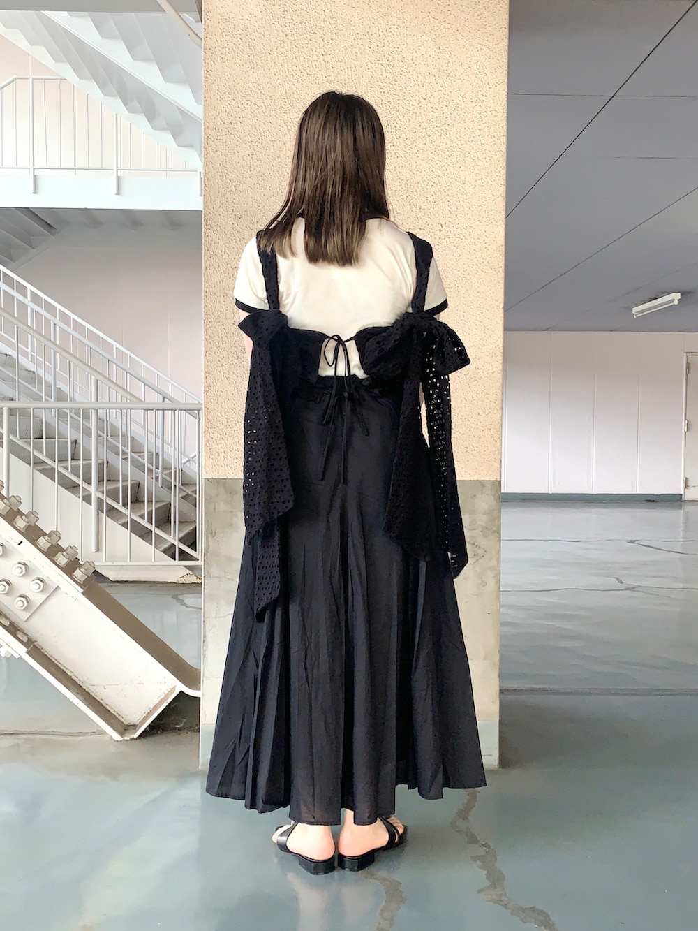 ブラック系のスカート、ブラック系のシャツ/ブラウス、ホワイト系のTシャツ/カットソーを着用したレディースの夏コーディネートの3枚目の写真