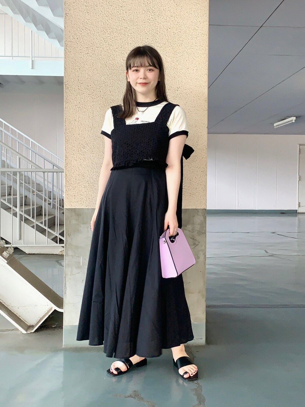 ブラック系のスカート、ブラック系のシャツ/ブラウス、ホワイト系のTシャツ/カットソーを着用したレディースの夏コーディネートの2枚目の写真