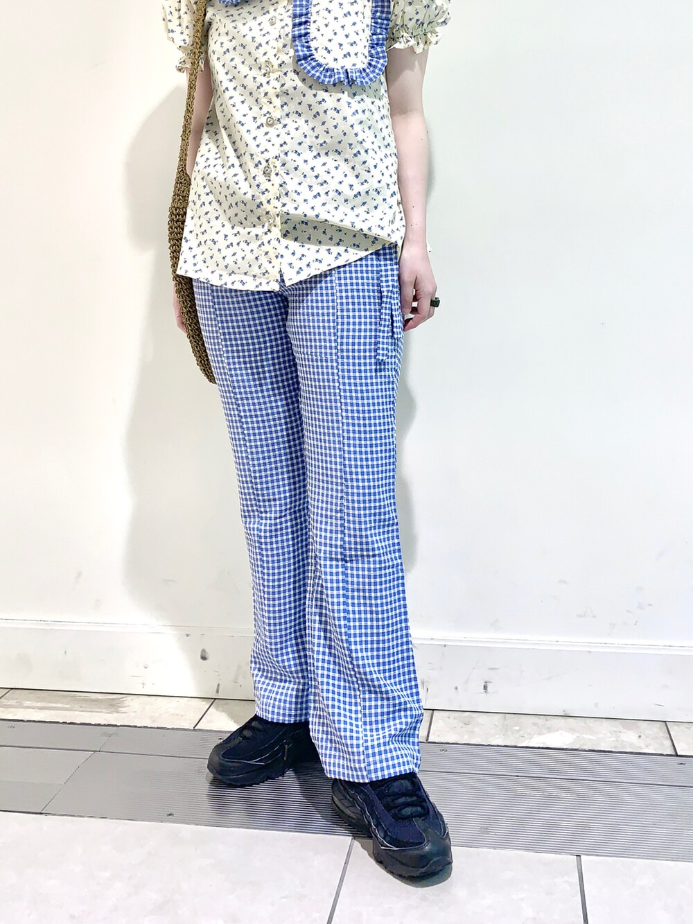 ベージュ系のシャツ/ブラウス、ブルー系のその他パンツ、ブラック系のスニーカーを着用したレディースの夏コーディネートの3枚目の写真