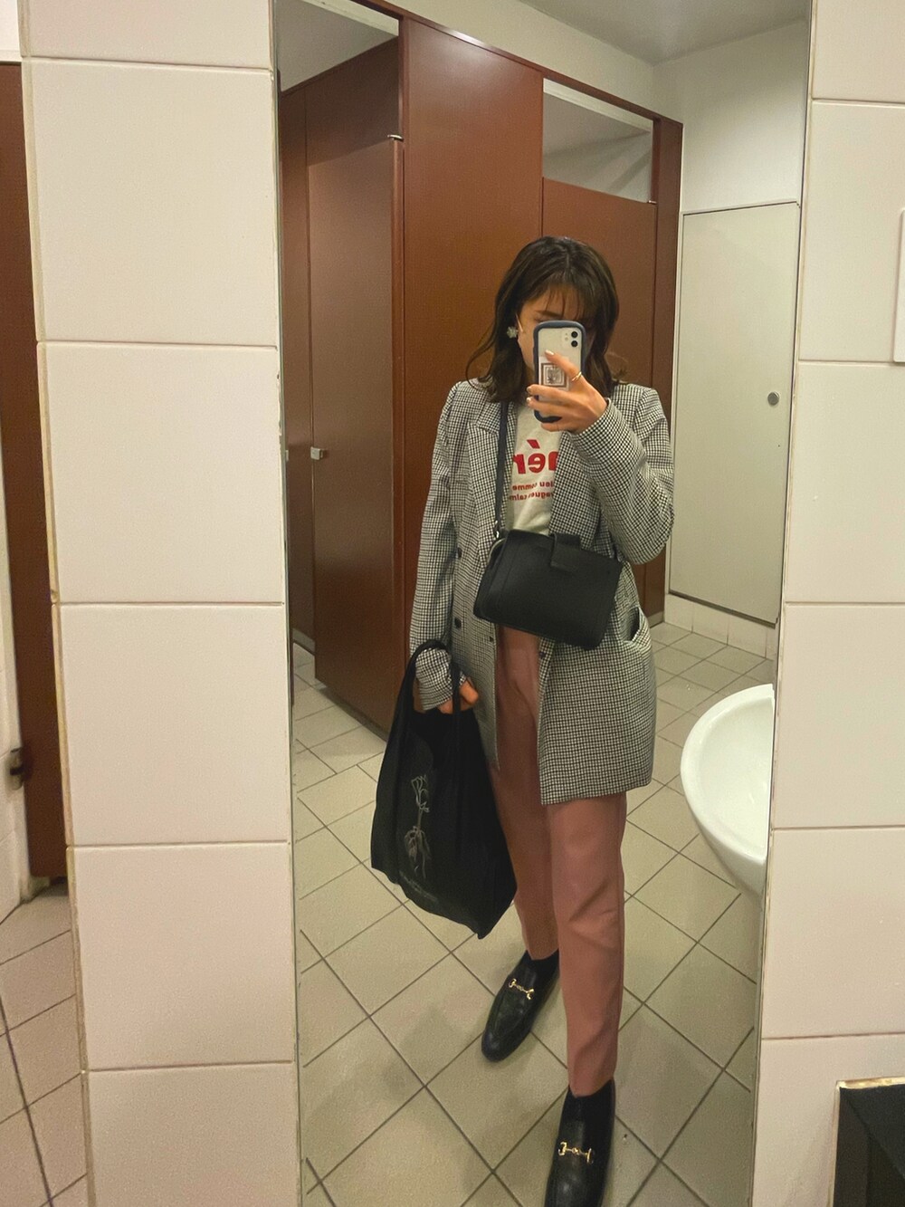 その他のテーラードジャケット、グレー系のスウェット、ピンク系のパンツを着用したレディースの春コーディネートの2枚目の写真