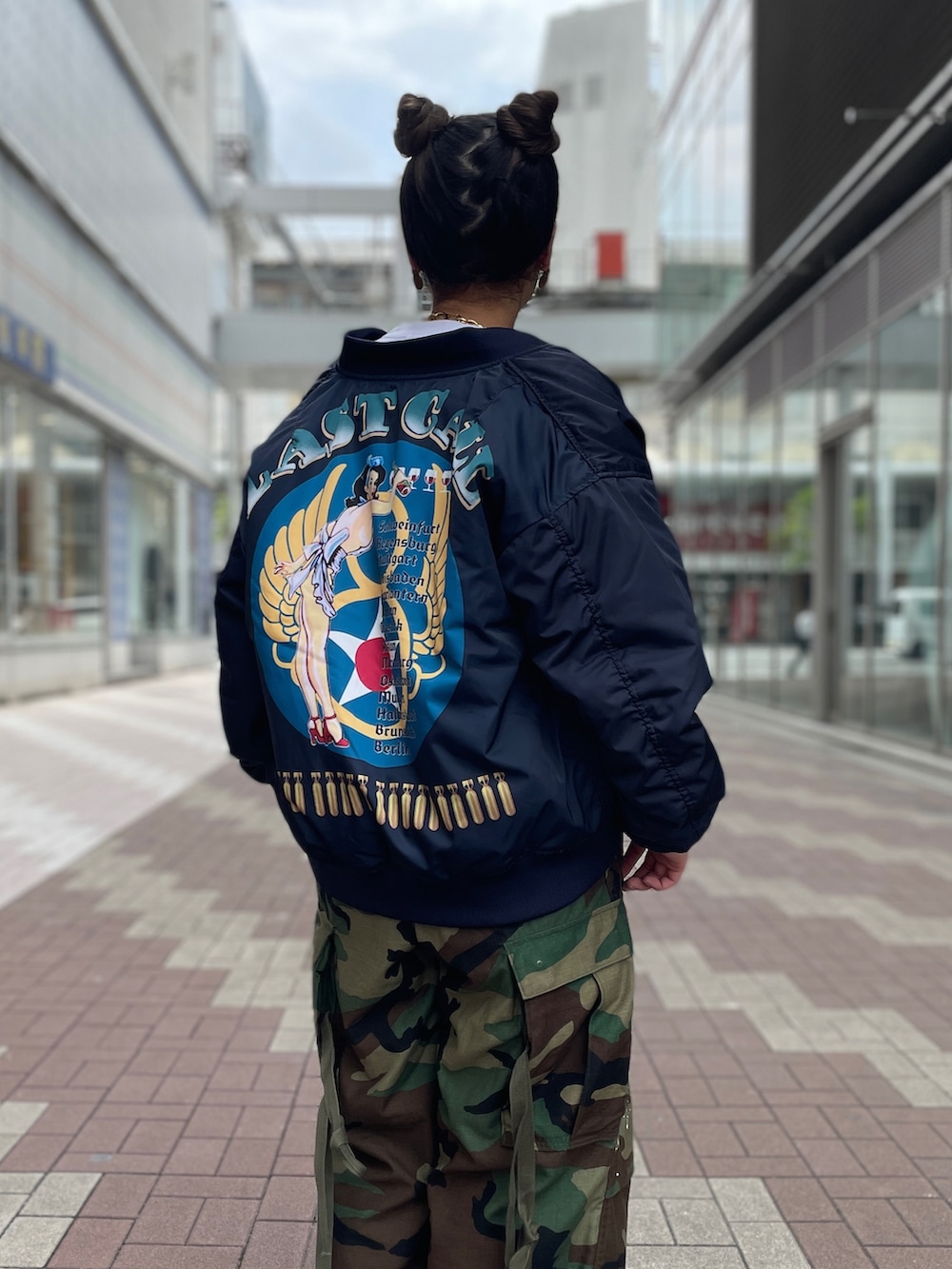 その他のパンツ、ホワイト系のTシャツ/カットソー、その他のMA-1を着用したレディースの夏コーディネートの2枚目の写真