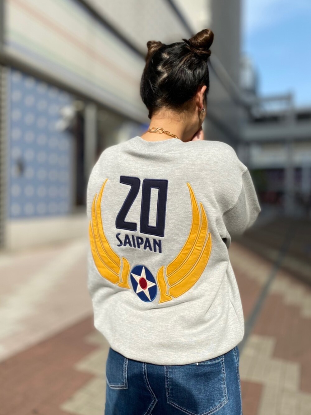 ブルー系のデニムスカート、グレー系のスウェットを着用したレディースの夏コーディネートの2枚目の写真