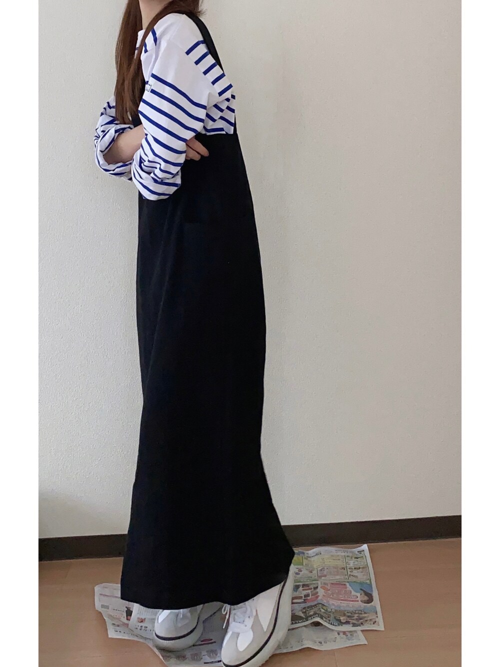 ブルー系のTシャツ/カットソー、ブラック系のサロペット/オーバーオール、ホワイト系のシューズを着用したレディースの春コーディネートの2枚目の写真