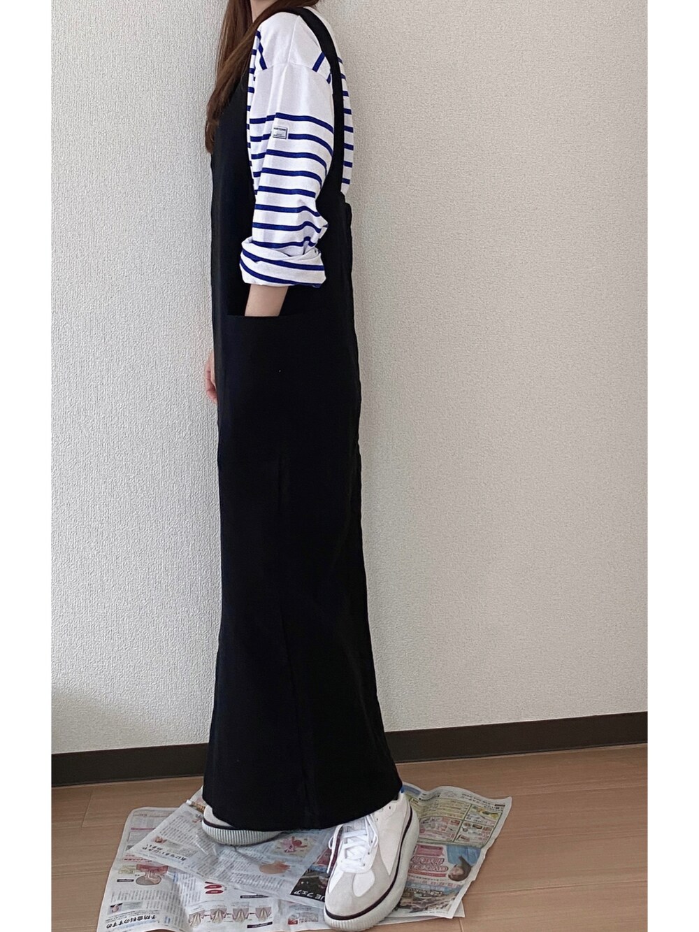 ブルー系のTシャツ/カットソー、ブラック系のサロペット/オーバーオール、ホワイト系のシューズを着用したレディースの春コーディネートの4枚目の写真