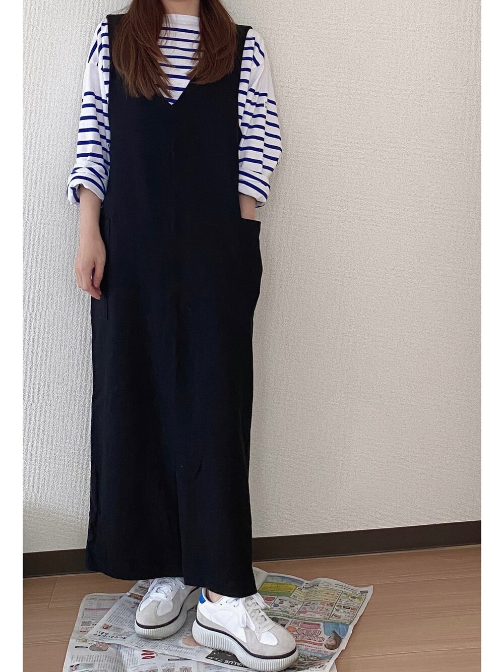 ブルー系のTシャツ/カットソー、ブラック系のサロペット/オーバーオール、ホワイト系のシューズを着用したレディースの春コーディネートの3枚目の写真