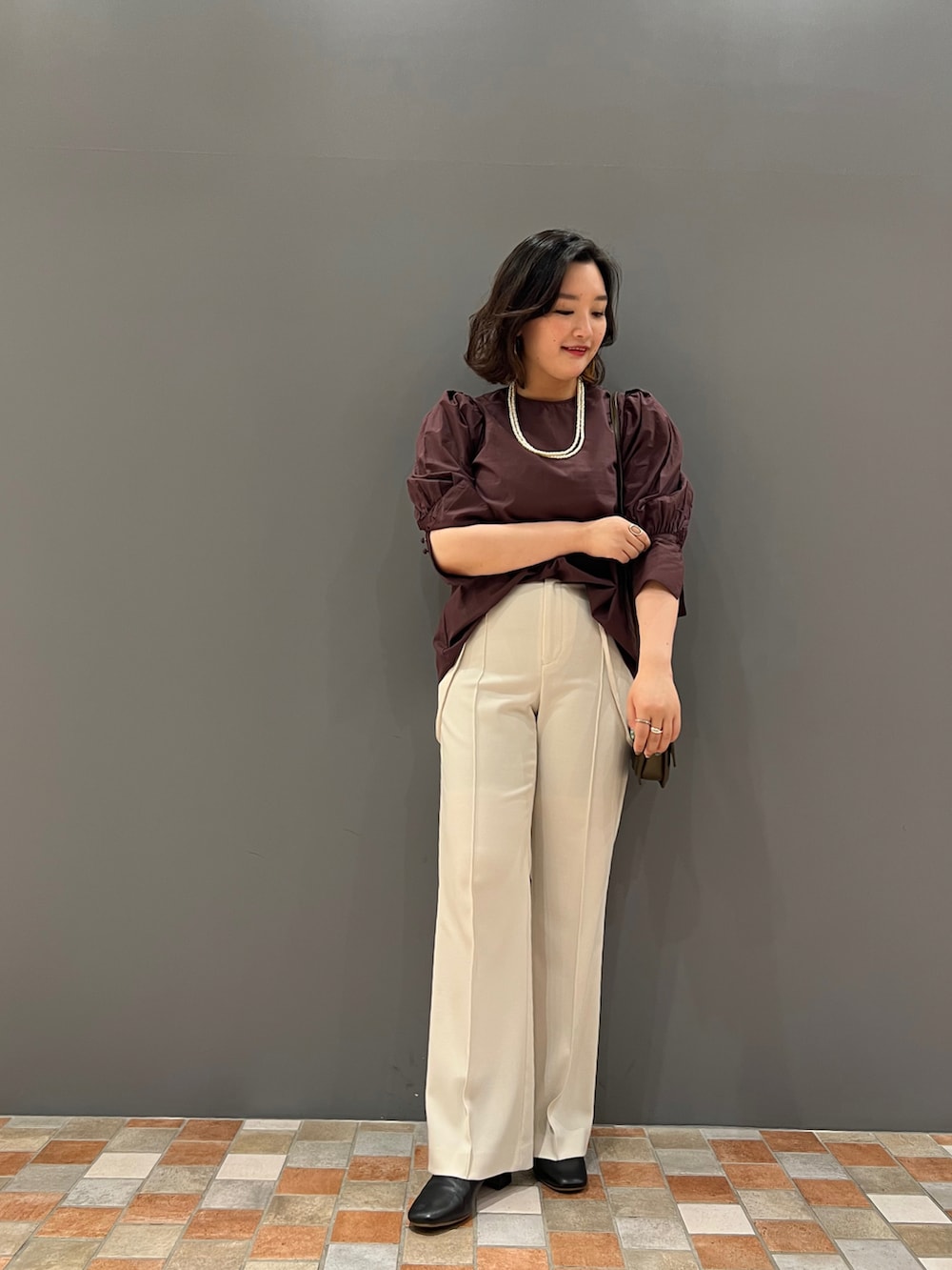 ブラウン系のシャツ/ブラウス、ホワイト系のその他パンツを着用したレディースの夏コーディネートの2枚目の写真