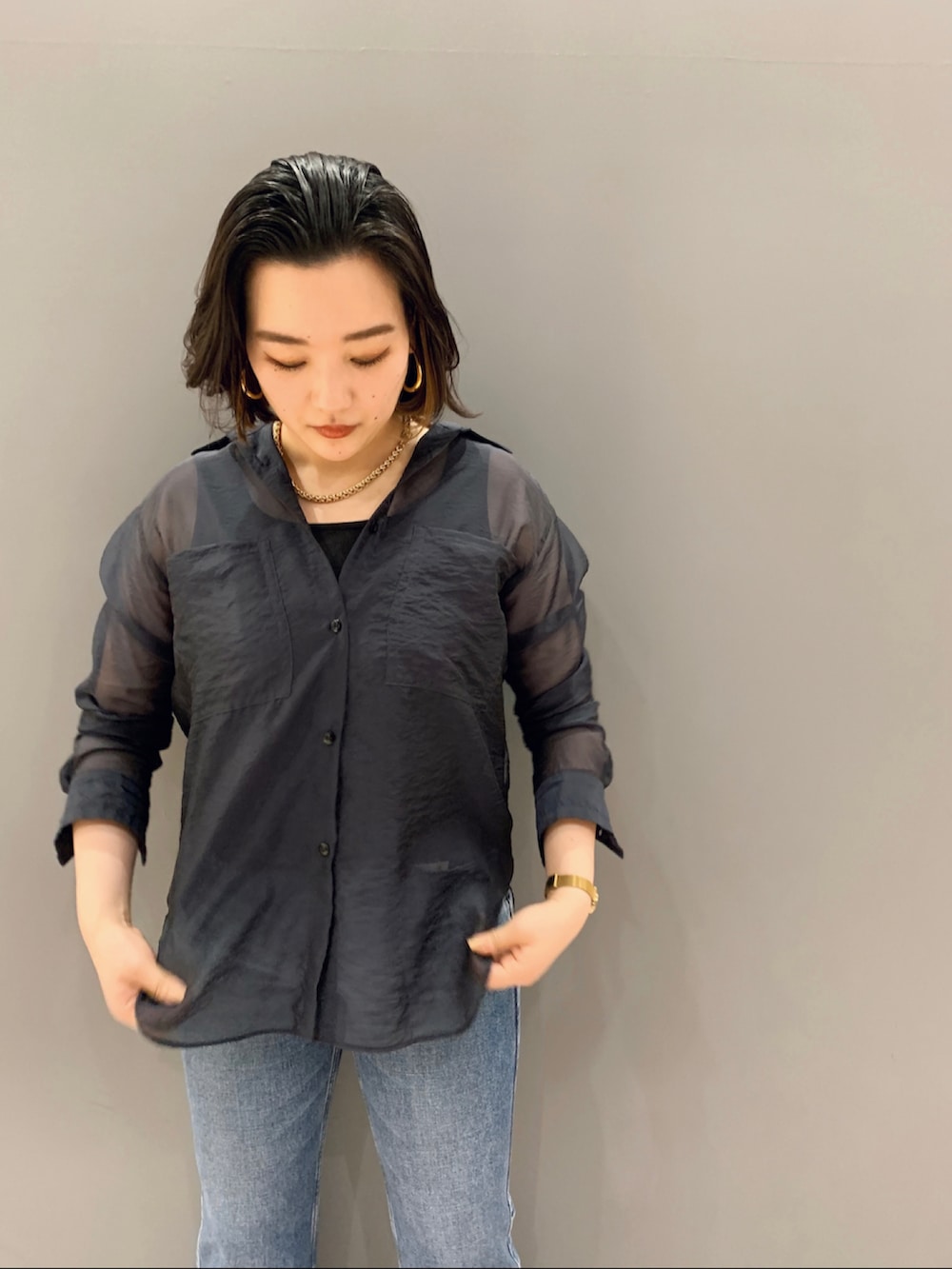 ブルー系のシャツ/ブラウス、ブルー系のデニムパンツ、ブラック系のショルダーバッグを着用したレディースの冬コーディネートの3枚目の写真