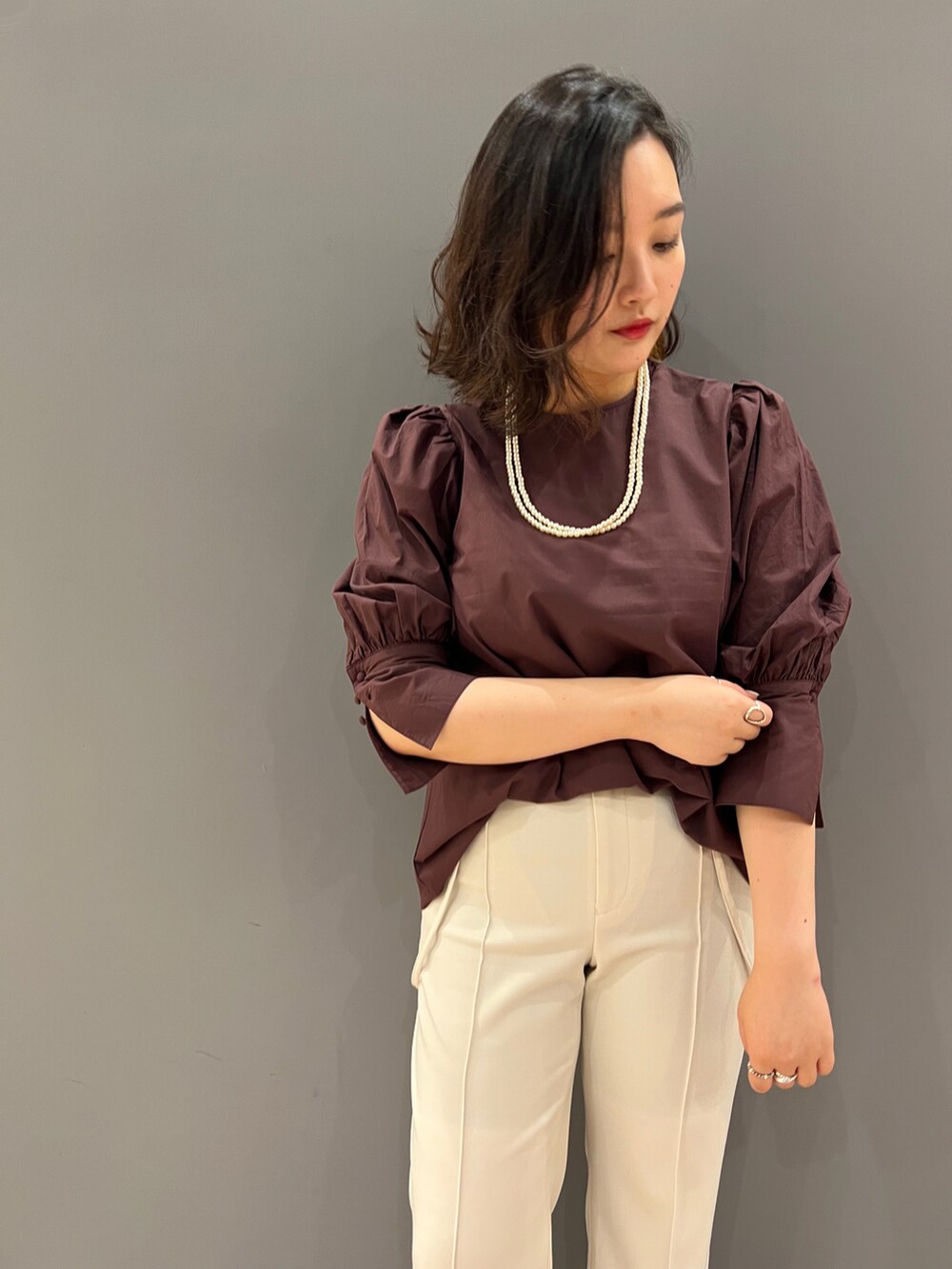 ブラウン系のシャツ/ブラウス、ホワイト系のその他パンツを着用したレディースの夏コーディネートの3枚目の写真