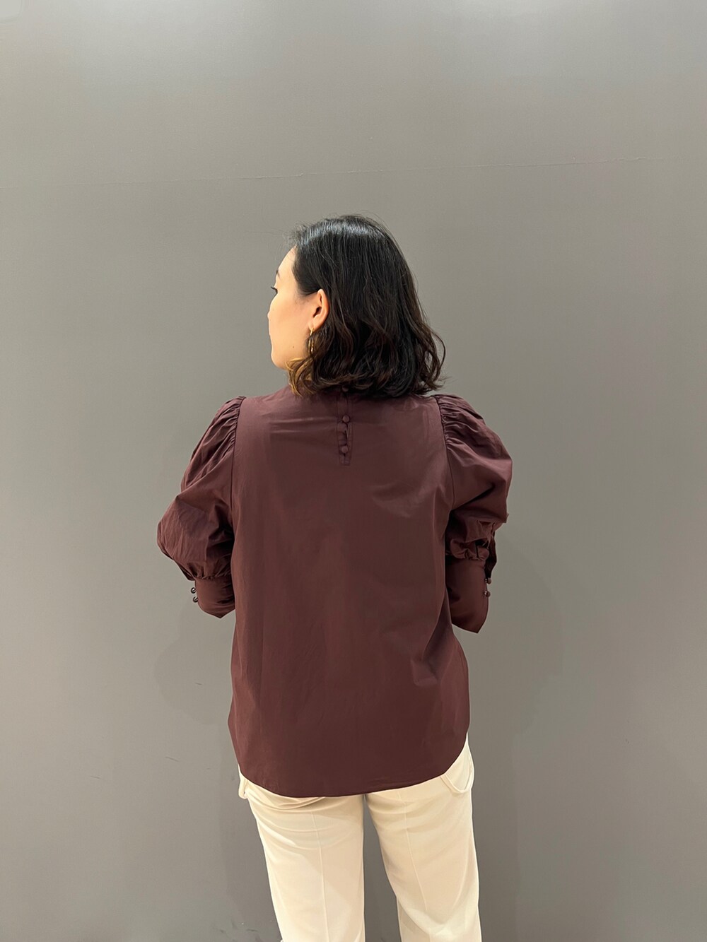 ブラウン系のシャツ/ブラウス、ホワイト系のその他パンツを着用したレディースの夏コーディネートの4枚目の写真