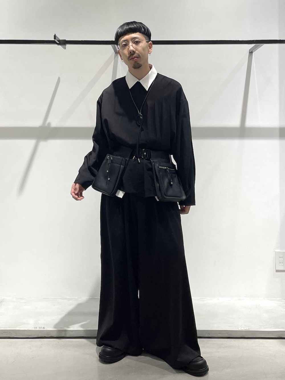 ブラック系のスラックス、ブラック系のローファー、ブラック系のボディバッグ/ウエストポーチを着用したメンズの冬コーディネートの3枚目の写真