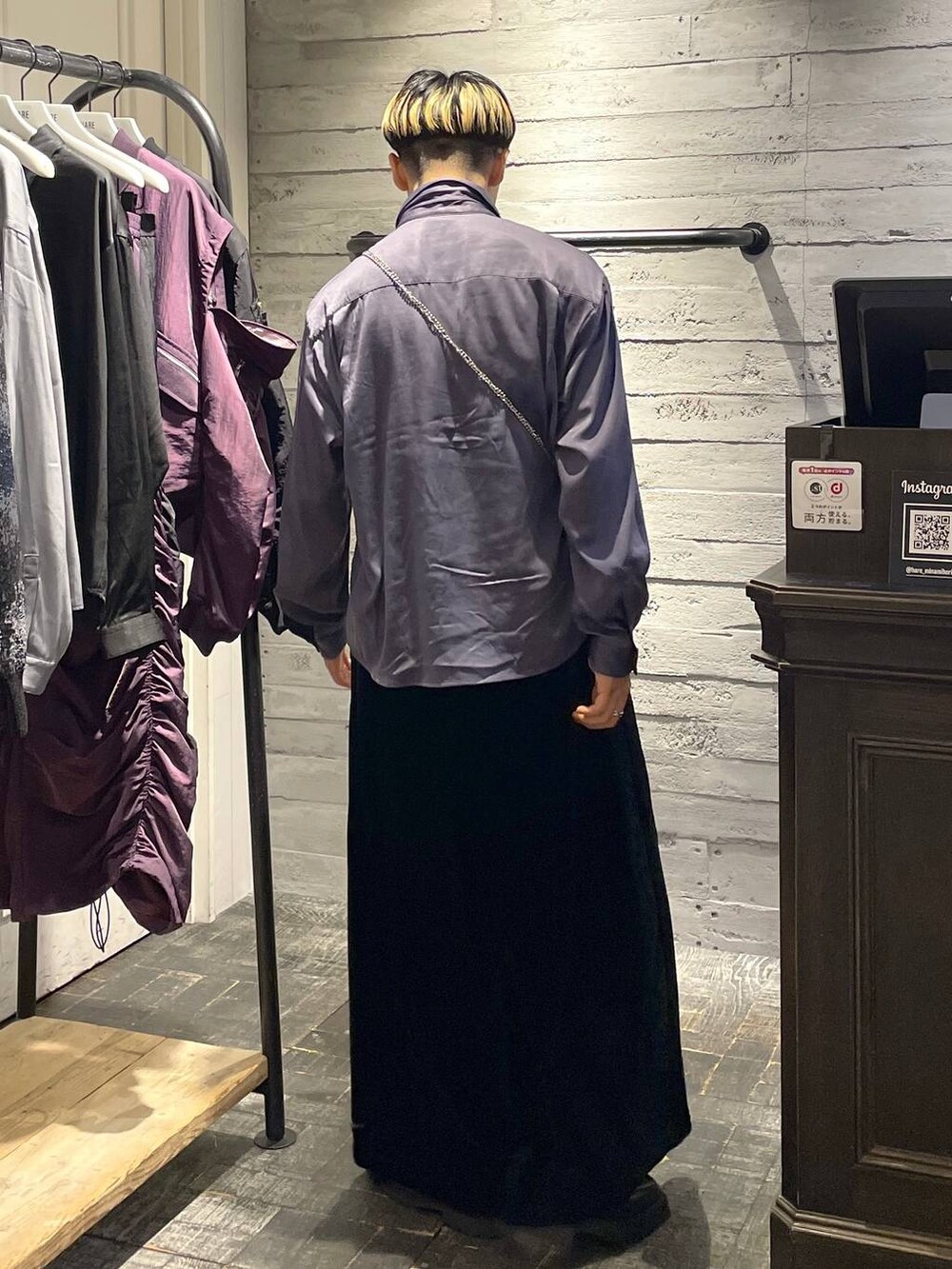 「モテ、ゆったり、ユニセックス、個性派、秋コーデ、モード、きれいめ、カラーコーデ_HARE、HARE、シャツ、ワイドパンツ」｜「HAREのHAREロゴチェーンミニウォレット(HARE)（財布、シルバー系）」を使った、ウエノ シンヤさん（メンズ・176cm）の秋コーディネートの2枚目の写真