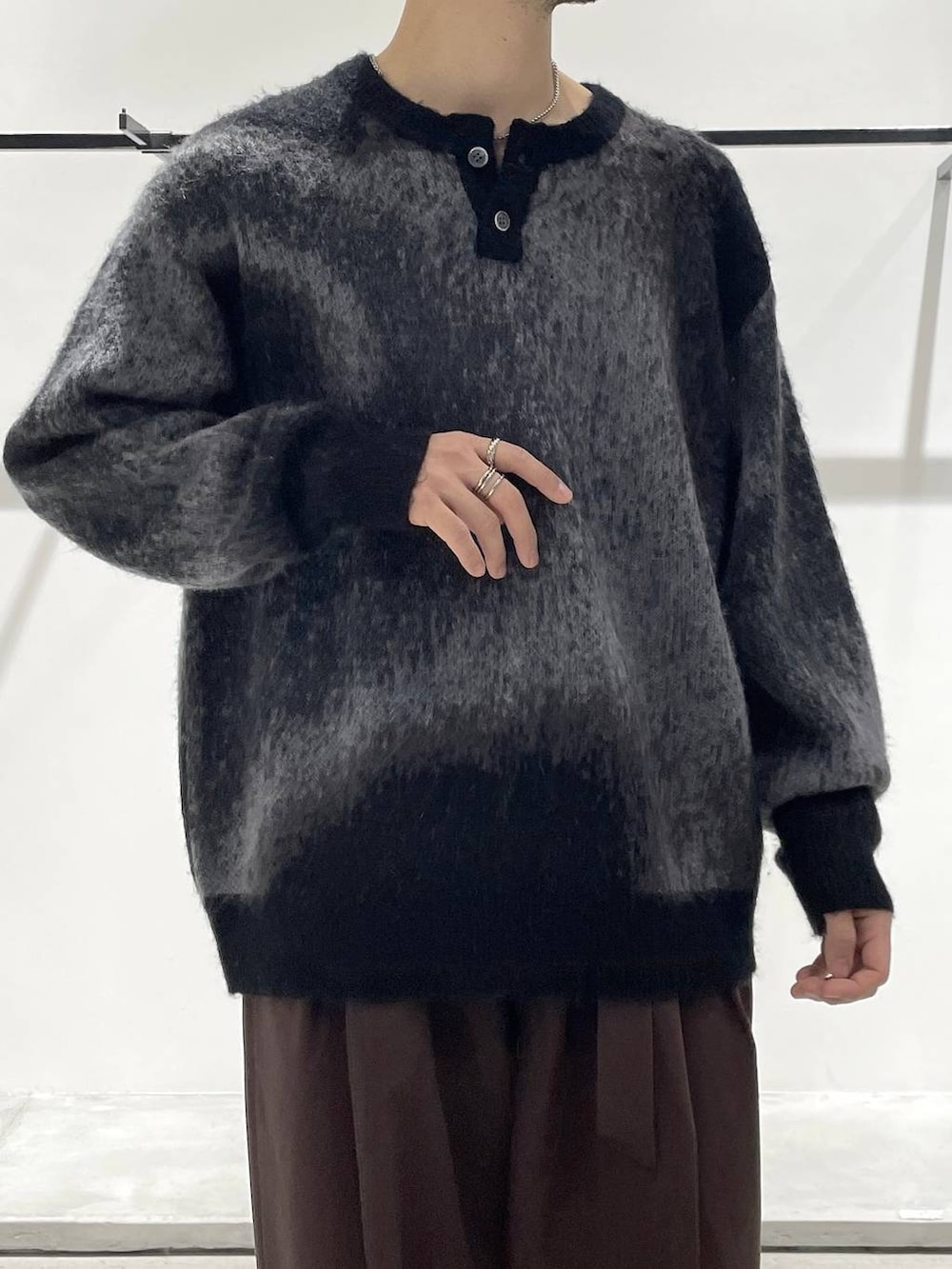 ブラック系のバレエシューズ、ブラック系のニット/セーター、シルバー系のネックレスを着用したメンズの冬コーディネートの3枚目の写真