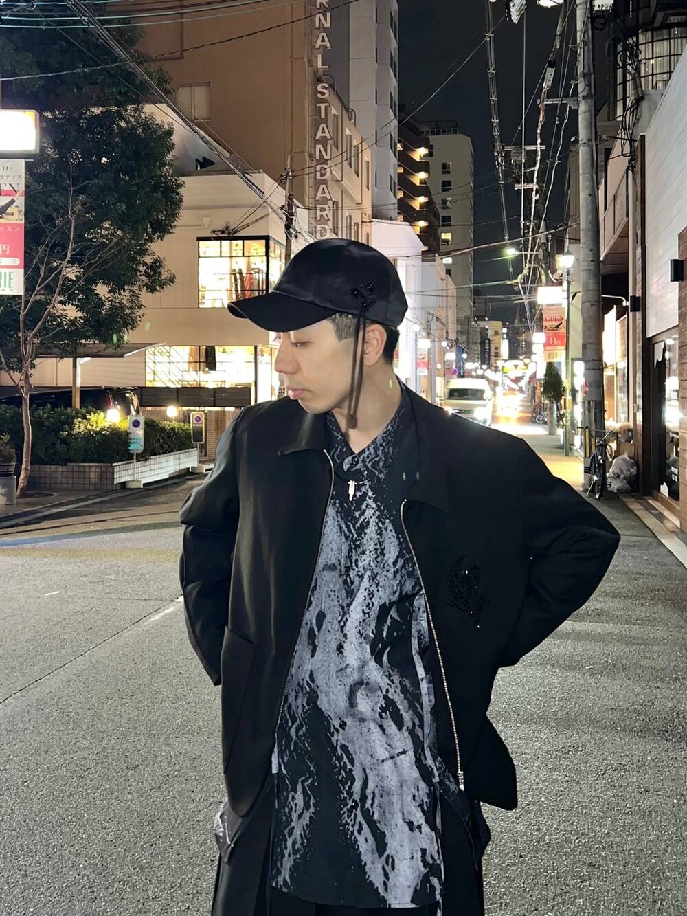「ゆったり、ユニセックス、個性派、冬コーデ、モテ、モード、きれいめ、カラーコーデ_HARE、HARE」｜「HAREのラップスカートベルト(HARE)（スカート、ブラック系）」を使った、ウエノ シンヤさん（メンズ・176cm）の冬コーディネートの3枚目の写真