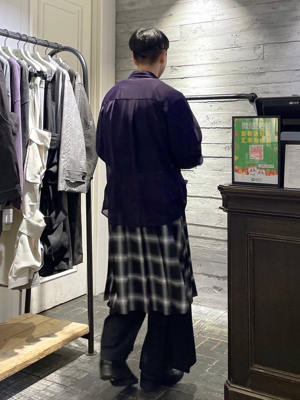 「ゆったり、ユニセックス、個性派、春コーデ、モテ、モード、きれいめ、カラーコーデ_HARE、HARE」｜「HAREのピッグノーズチェーンブレス(HARE)（ブレスレット、シルバー系）」を使った、ウエノ シンヤさん（メンズ・176cm）の春コーディネートの2枚目の写真