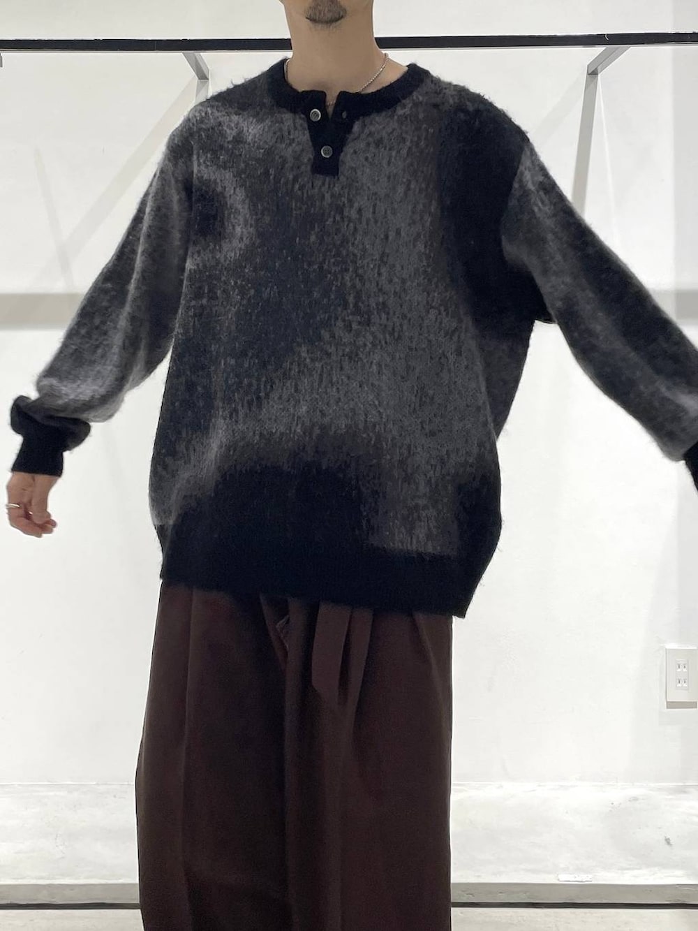 ブラック系のバレエシューズ、ブラック系のニット/セーター、シルバー系のネックレスを着用したメンズの冬コーディネートの4枚目の写真