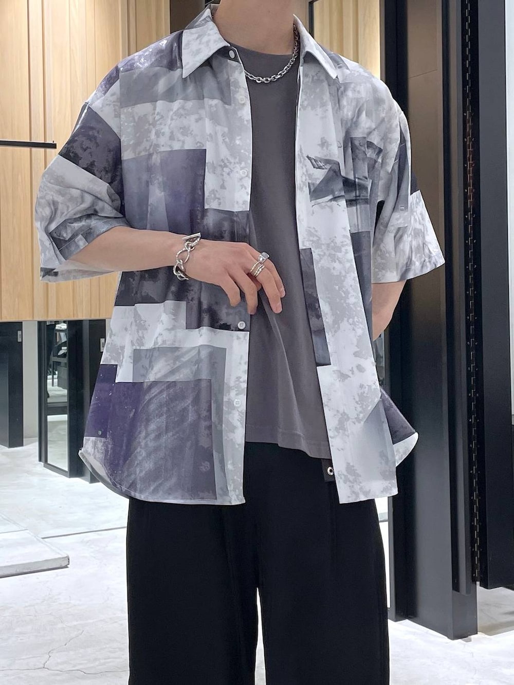 「モテ、カラーコーデ_HARE、HARE、夏コーデ、ゆったり、ユニセックス、個性派、春コーデ、モード、きれいめ」｜「HAREのステンレスチェーンネックレス(HARE)（ネックレス、シルバー系）」を使った、ウエノ シンヤさん（メンズ・176cm）の春コーディネートの3枚目の写真