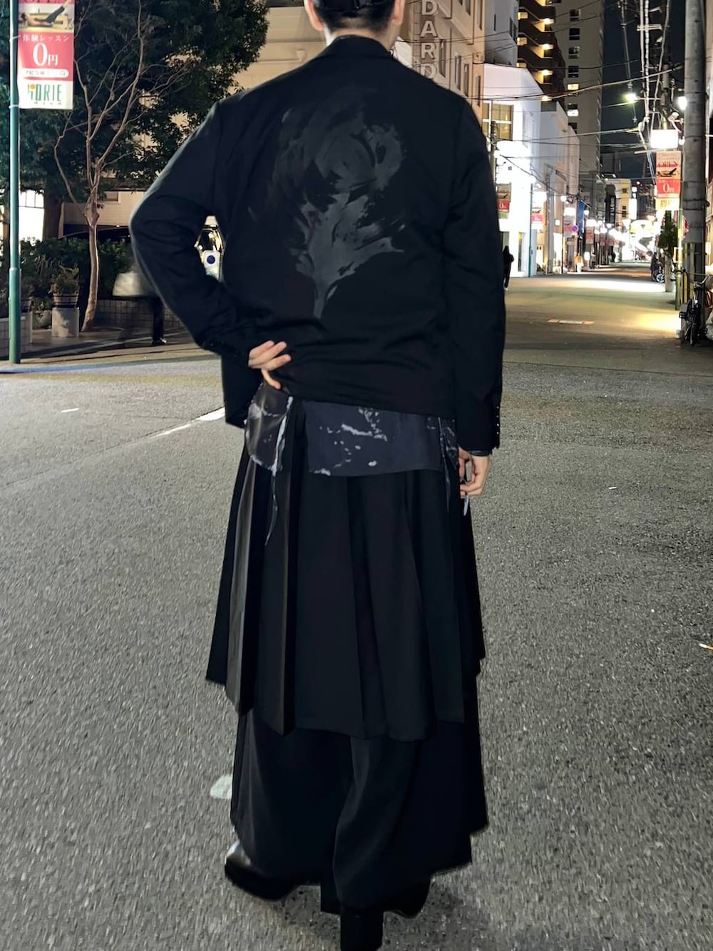 「ゆったり、ユニセックス、個性派、冬コーデ、モテ、モード、きれいめ、カラーコーデ_HARE、HARE」｜「HAREのラップスカートベルト(HARE)（スカート、ブラック系）」を使った、ウエノ シンヤさん（メンズ・176cm）の冬コーディネートの2枚目の写真