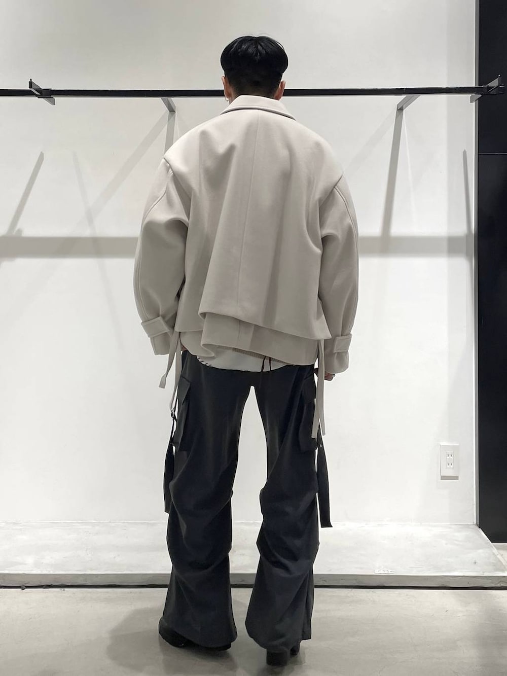 ホワイト系のブルゾン、ブラック系のブーツ、ホワイト系のシャツ/ブラウスを着用したメンズの冬コーディネートの3枚目の写真