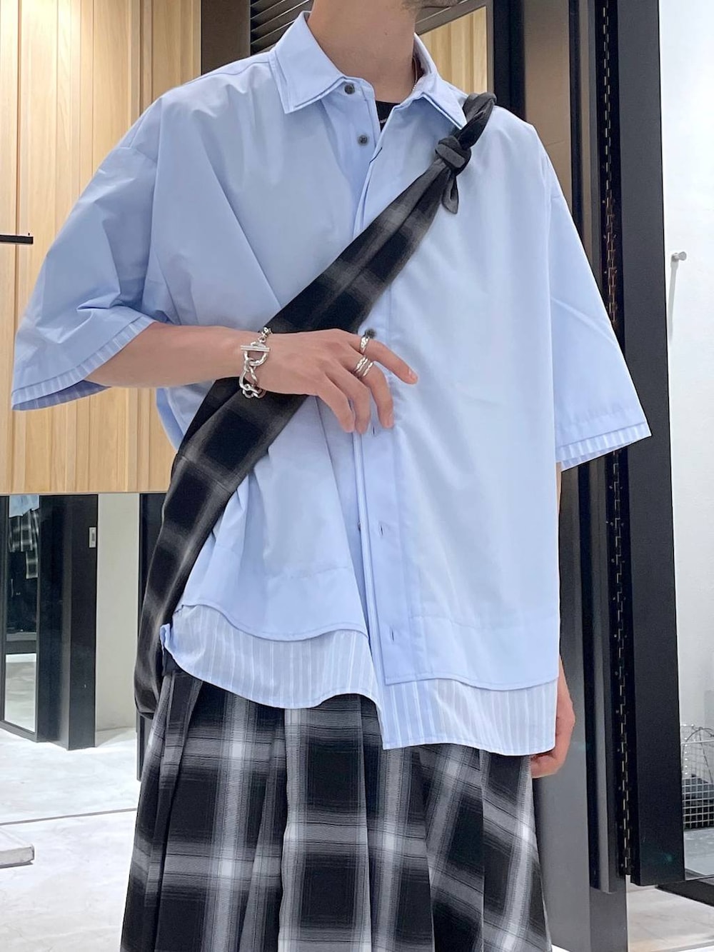 「ゆったり、ユニセックス、個性派、夏コーデ、モテ、モード、きれいめ、カラーコーデ_HARE、HARE」｜「HAREのラップスカートベルト(HARE)（スカート、グレー系）」を使った、ウエノ シンヤさん（メンズ・176cm）の春コーディネートの3枚目の写真