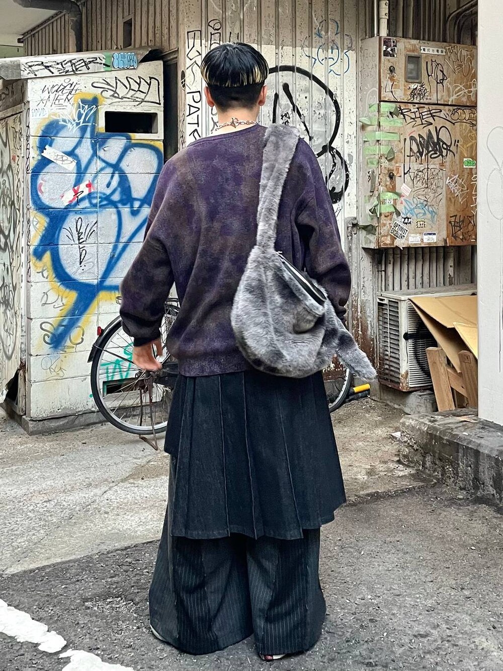 「ゆったり、ユニセックス、個性派、秋コーデ、モテ、モード、きれいめ、カラーコーデ_HARE、HARE、ニット、冬コーデ、ワイドパンツ」｜「HAREのラップスカートベルト(HARE)（スカート、ブラック系）」を使った、ウエノ シンヤさん（メンズ・176cm）の秋コーディネートの2枚目の写真