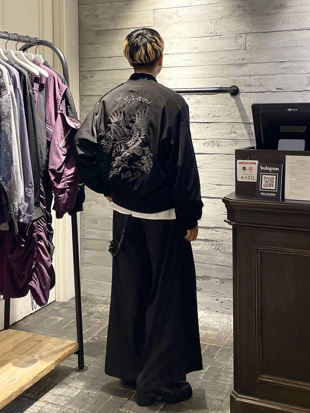「ゆったり、ユニセックス、個性派、秋コーデ、モテ、モード、きれいめ、カラーコーデ_HARE、HARE、ブルゾン、シャツ、ワイドパンツ」｜「HAREのレザーWALLETチェーン(HARE)（ウォレットチェーン、ブラック系）」を使った、ウエノ シンヤさん（メンズ・176cm）の秋コーディネートの2枚目の写真