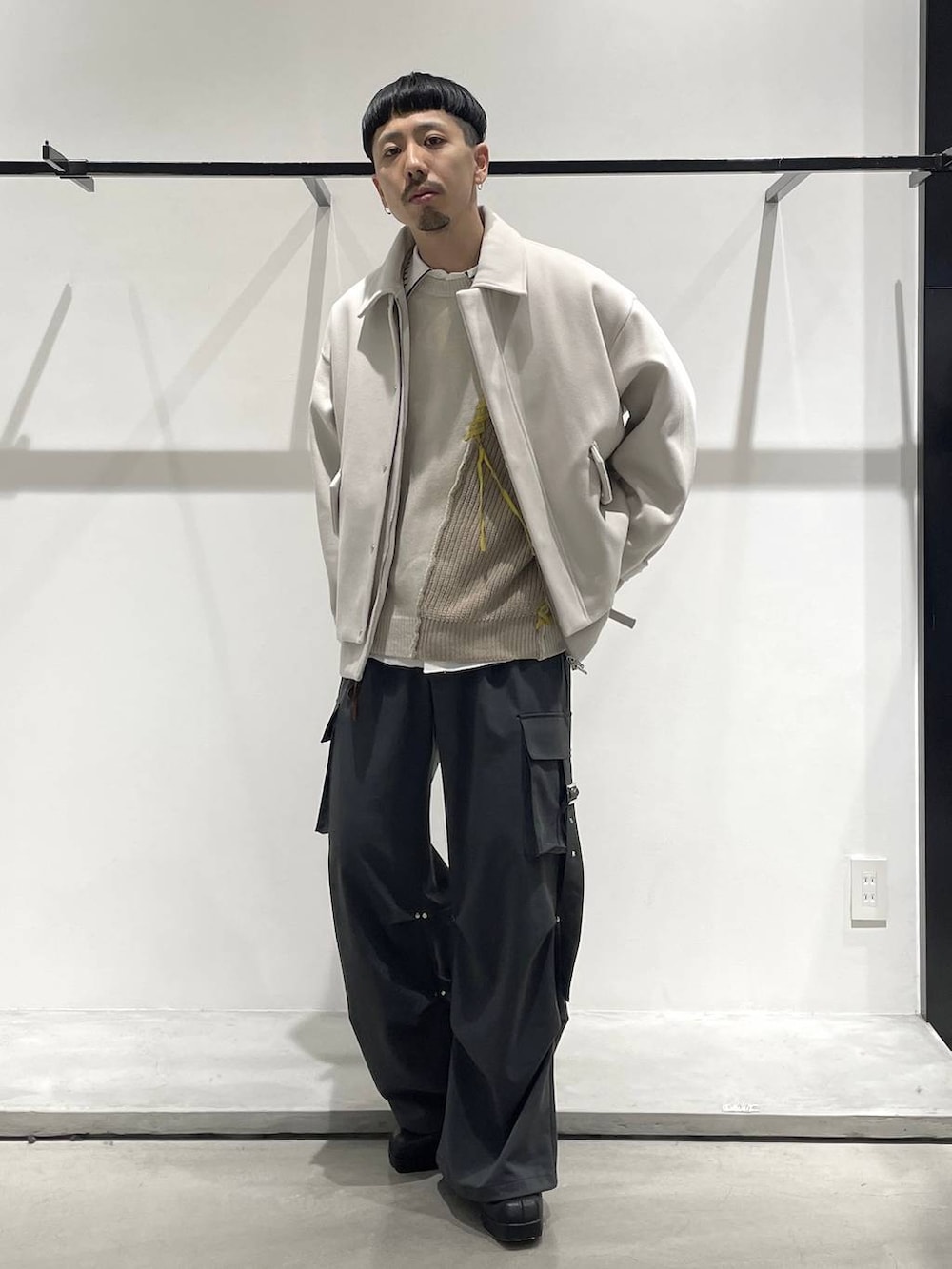 ホワイト系のブルゾン、ブラック系のブーツ、ホワイト系のシャツ/ブラウスを着用したメンズの冬コーディネートの2枚目の写真