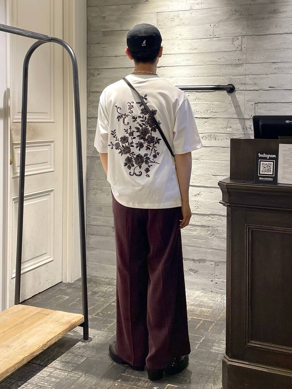 「ゆったり、ユニセックス、個性派、夏コーデ、モテ、モード、きれいめ、カラーコーデ_HARE、HARE、ネックレス、Tシャツ、ワイドパンツ、スラックス、バッグ、ショルダーバッグ」｜「HAREの【SET UP対応】TOROMIワイドパンツ(HARE)（スラックス、レッド系）」を使った、ウエノ シンヤさん（メンズ・176cm）の夏コーディネートの2枚目の写真